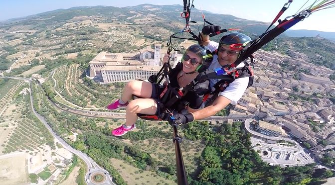 Paragliding in Two: flight on Subasio Park